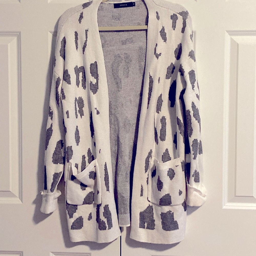 ZESICA- Long Sleeves - White w/ Grey Leopard Print Sweater Cardigan with Pockets